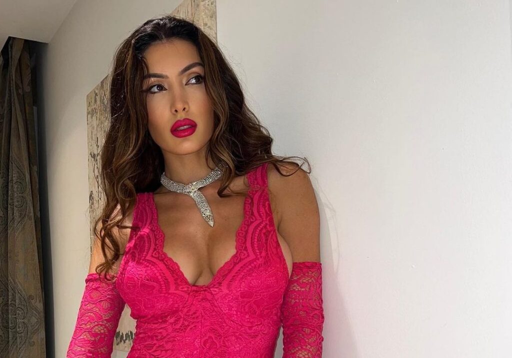Nora Istrefi mahnit me imazhet e fundit në kostumin rozë
