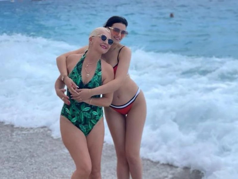 Të veshura në bikini, Mihrije Braha publikon foto me nusen e djalit të saj