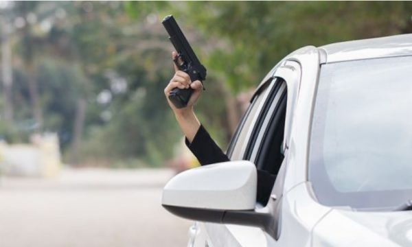 Lipjan: Dikush shtiu me armë nga vetura në lëvizje, policia konfiskon 9 gëzhoja