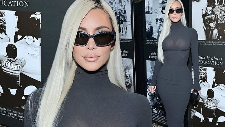 Kim Kardashian i mahnit të gjithë me fustanin e ngushtë dhe dekoltenë transparente në mbrëmjen humanitare të TIAH