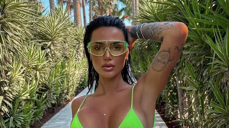 Me fokus në figurën trupore, Morena shfaqet e mahnitshme në pozat me bikini dhe me fustan