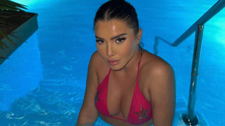 Megi Pojani nxit imagjinatën me pozat me bikini nga pishina