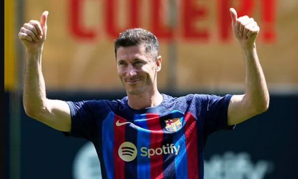 Lewandowski tashmë po e luan rolin e Messit në Barcelonë