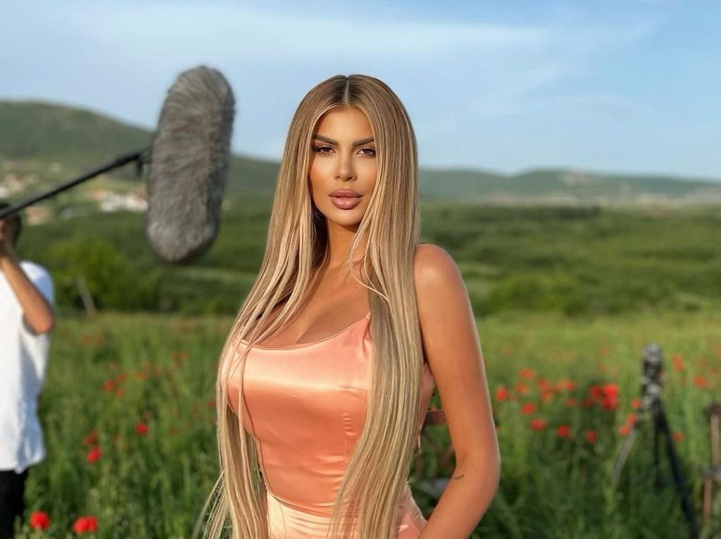 Luana fotografohet para pasqyrës, shfaqet kaq ‘hot’