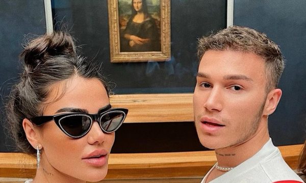 Morena shfaqet me një menaxher në përballë pikturës së Monalizës