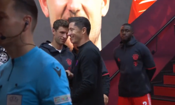 Lewandowski i takoi ish-bashkëlojtarët mbrëmë, nuk ia zgjati dorën Mullerit