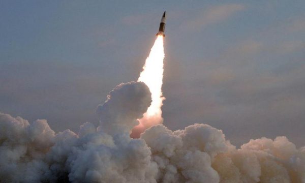 Koreja e Veriut lëshon raketë balistike mbi Japoni, lëshohet alarmi i rrallë