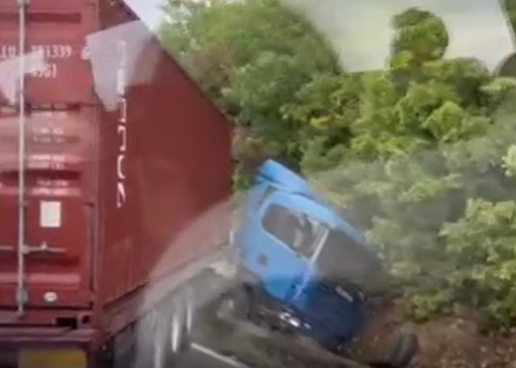 Një kamion vetaksidentohet në “Qafë të Duhlës” (VIDEO)