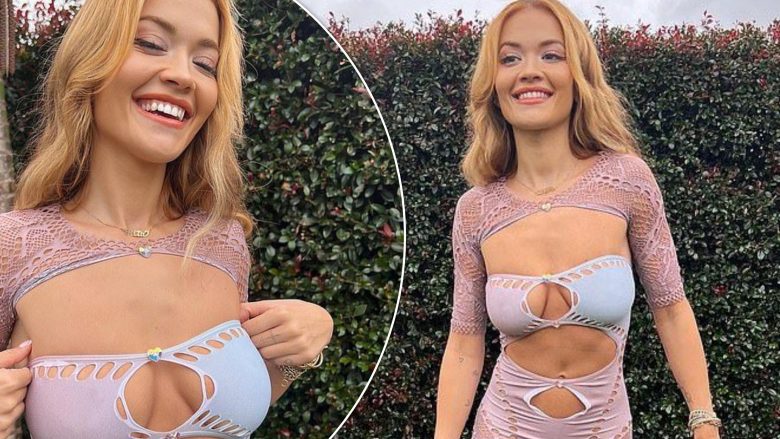 Rita Ora duket e mahnitshme veshur me një fustan të guximshëm që ia thekson linjat trupore