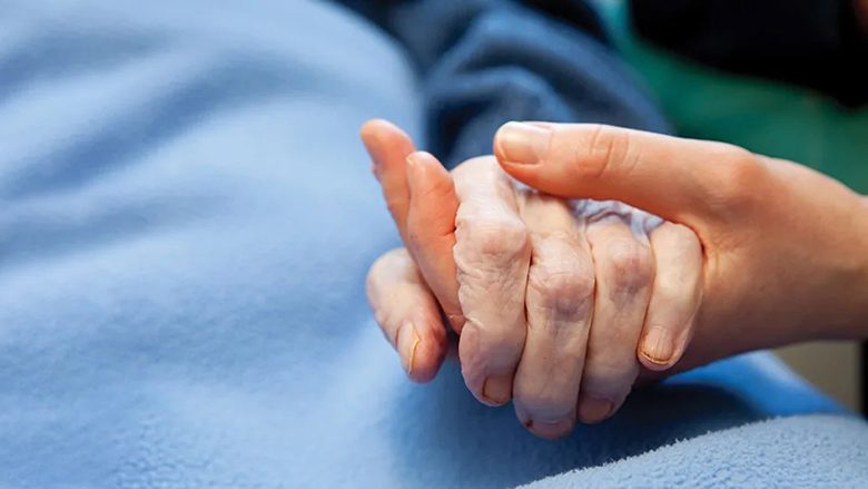 Çfarë ndien personi në momentin e vdekjes? A mund të ndiejë prekjen tonë, të dëgjojë fjalët tona…?