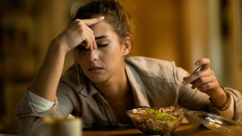 Dhimbja e kokës gjatë dietës nuk është për shkakun se jeni të uritur