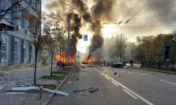 Pamje tronditëse nga sulmi me raketa në Kiev, raportohet për të vrarë dhe të plagosur