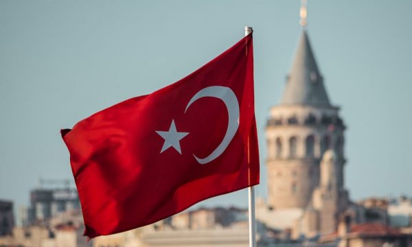 Arrestohen 700 persona brenda ditës në Turqi, ndihmonin njeri-tjetrin me para, ushqime dhe veshje