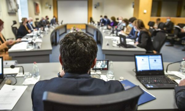 Kurti mban mbledhje të Qeverisë për t’ua ndarë rreth 17 mijë euro përfaqësuesve të Luginës