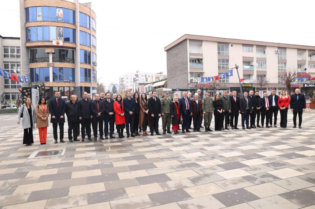 Lipjan, bëhen homazhe pranë shtatores së Komandantit Legjendar Adem Jashari