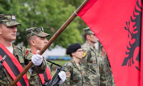 NATO feston me Shqipërinë, urimi me fotografi nga blloku perëndimor ushtarak