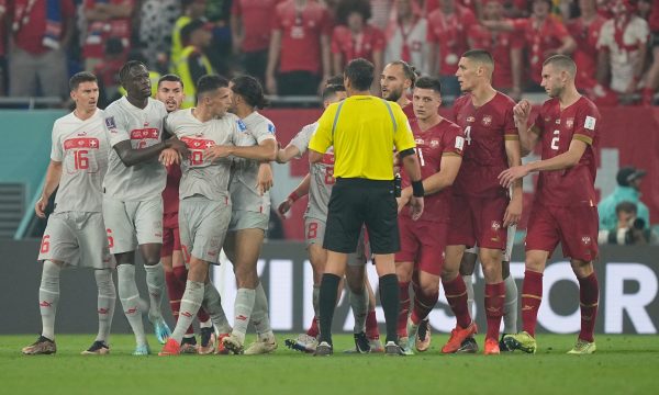 Pamje: Xhaka u përlesh i vetëm me futbollistët serbë në fund të ndeshjes