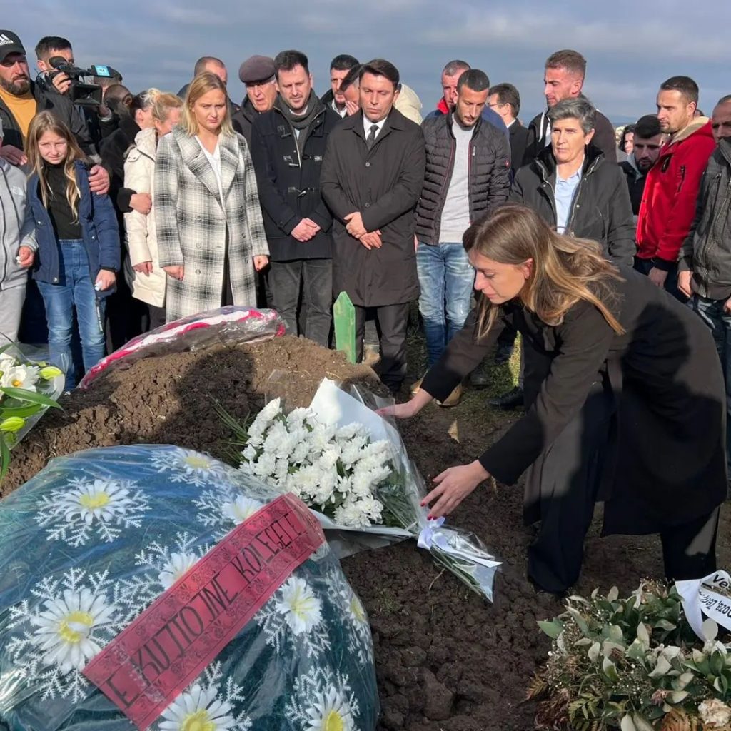 Albulena Haxhiu shpreh pikëllimin për varrimin e 35 vjeçares