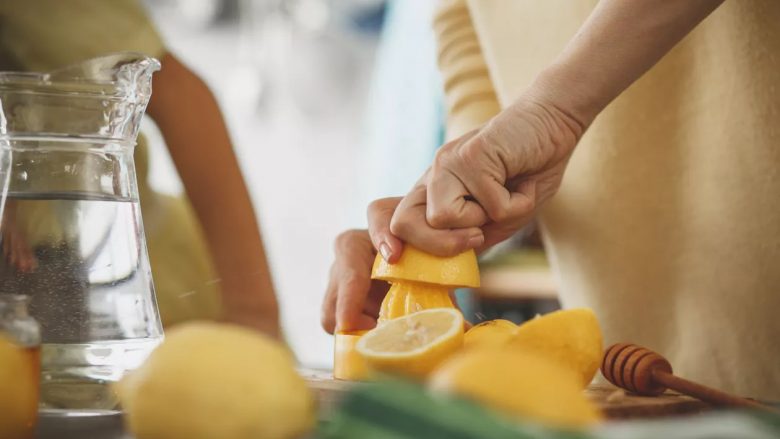 Ujë me limon për fillim të ditës: A duhet të jetë e ngrohtë apo e ftohtë kjo pije