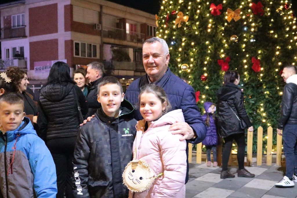 Në Lipjan janë ndezur dritat e pemës së Vitit të Ri dhe dritave dekorative