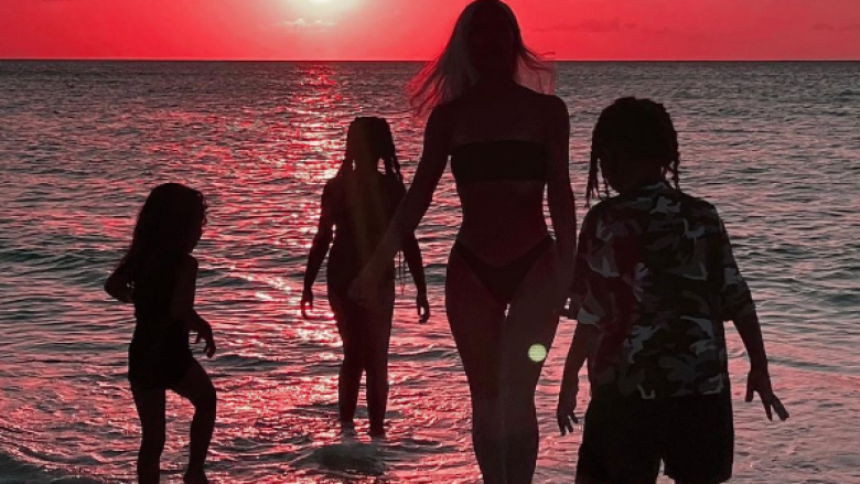 Në fotografinë me fëmijët nga pushimet, Kim Kardashian: Ndihem e plotësuar