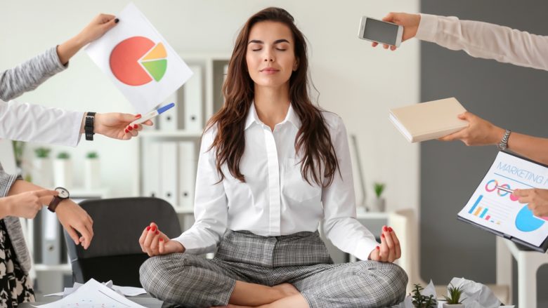 A është më mirë të meditoni në mëngjes apo në mbrëmje?