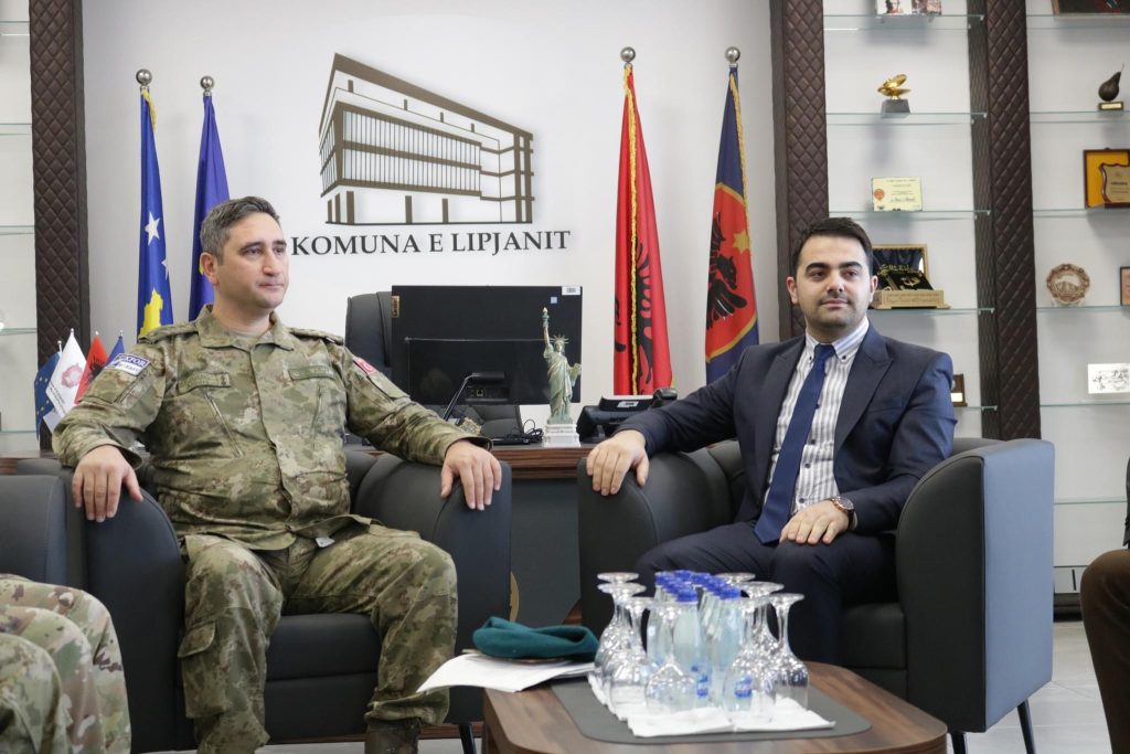 Nënkryetari Diamant Bytyqi, pret në takim zv, Komandantin e Kampit Bonsteel, Kolonel Ozgur Ozgenc