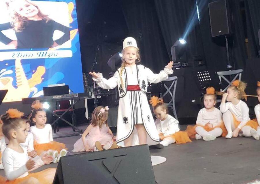 “Vlerat Shqiptare” kënga më e re nga Elina Mziu