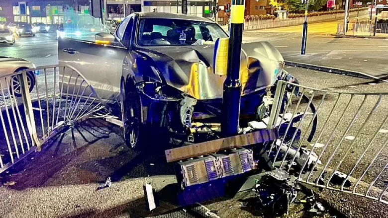 Shoferi i dehur i Maserati Levante përplas super-veturën në semaforët para policisë