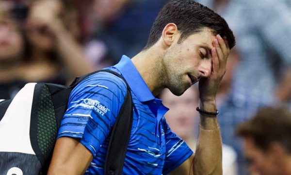 Djokovic lëndohet, në dyshim për Australian Open