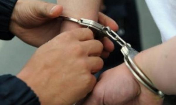 Tre burrat serbë që u arrestuan dje, dyshohen për krime lufte në territorin e Vushtrrisë
