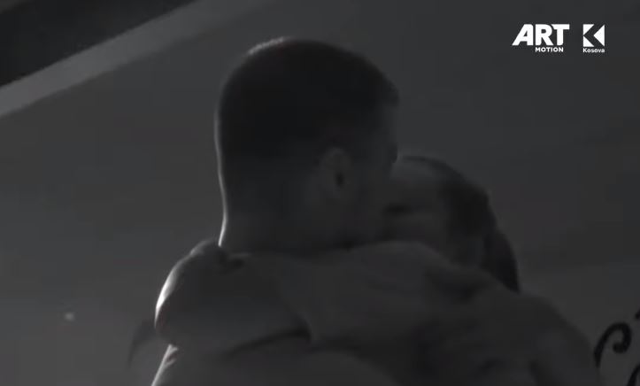 Andi i hoqi prangat nga Mbresa dhe shkoi e puthi Gresën – VIDEO