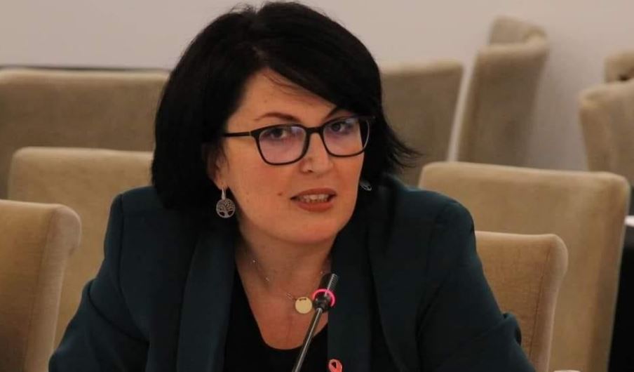 Jep dorëheqje drejtoresha e Arsimit në Viti, bën të ditura arsyet