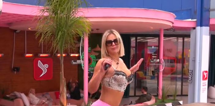 “Dukem shumë sexy sot”, Kejvina heq bluzën dhe kërcen në oborr (VIDEO)