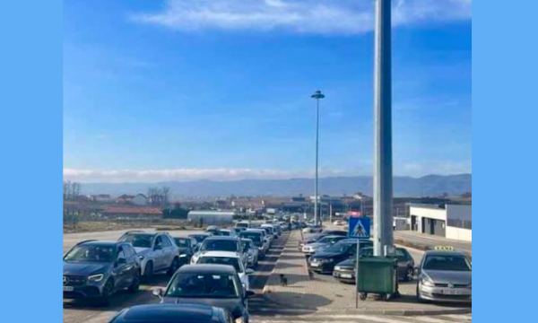 Deri në pesë orë pritje për të hyrë në Kosovë nga Dheu i Bardhë