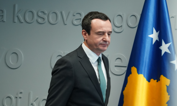 Kurti pas takimit me QUINT-in: Grafitet ultranacionaliste serbe mbi veturat e NATO-s janë kujtime të errëta për Kosovën