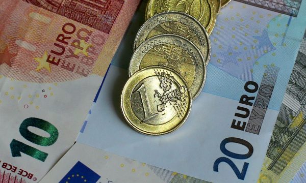 Kujdes: 2, 50 e 100 euro janë paratë më të falsifikuara në vend