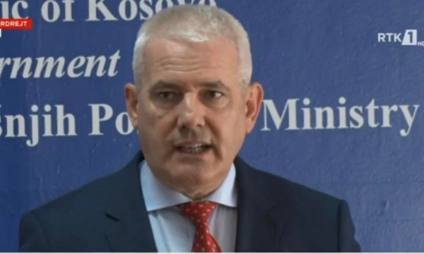 Sveçla reagon pas sulmit ndaj policisë në veri: Grupet kriminale duan të ngjallin frikë