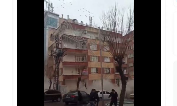 Pak orë pas tërmetit shembet edhe një ndërtesë në Turqi, njerëzit ikin nga paniku