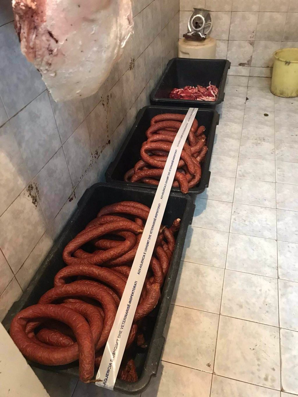AUV konfiskon 35 kilogramë suxhuk nga kontrolli i mishtoreve në Prizren
