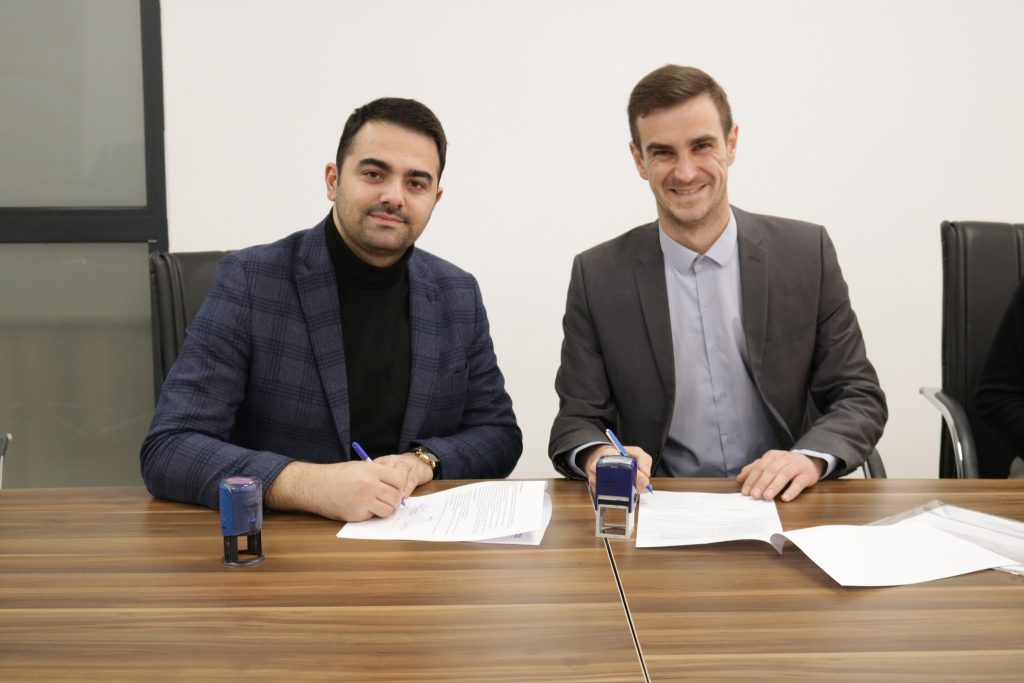 Lipjan, nënshkruhet e marrëveshje bashkëpunimi për zbatimin e projektit “Nxitja e Marëdhënieve dhe Bashkëpunimit Ndëretnik në Kosovë”