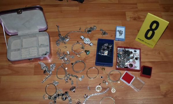 Arrestohen të dyshuarit që vodhën stoli, u sekuestrohen dy armë