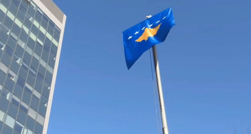 Bëhet ngritja solemne e Flamurit të Republikës së Kosovës (FOTO)