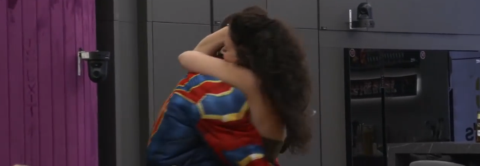 Spiderman e heq maskën dhe e puthë Vivin (VIDEO)
