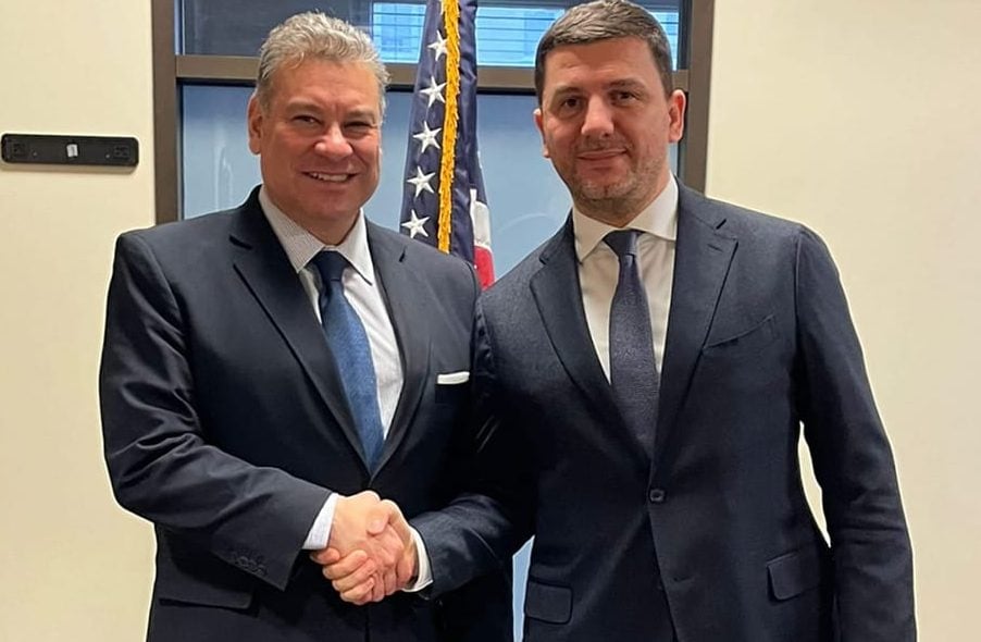 Memli Krasniqi takohet me emisarin Escobar: Fuqizimi i raporteve strategjike me SHBA-të është i padiskutueshëm dhe i pandryshueshëm