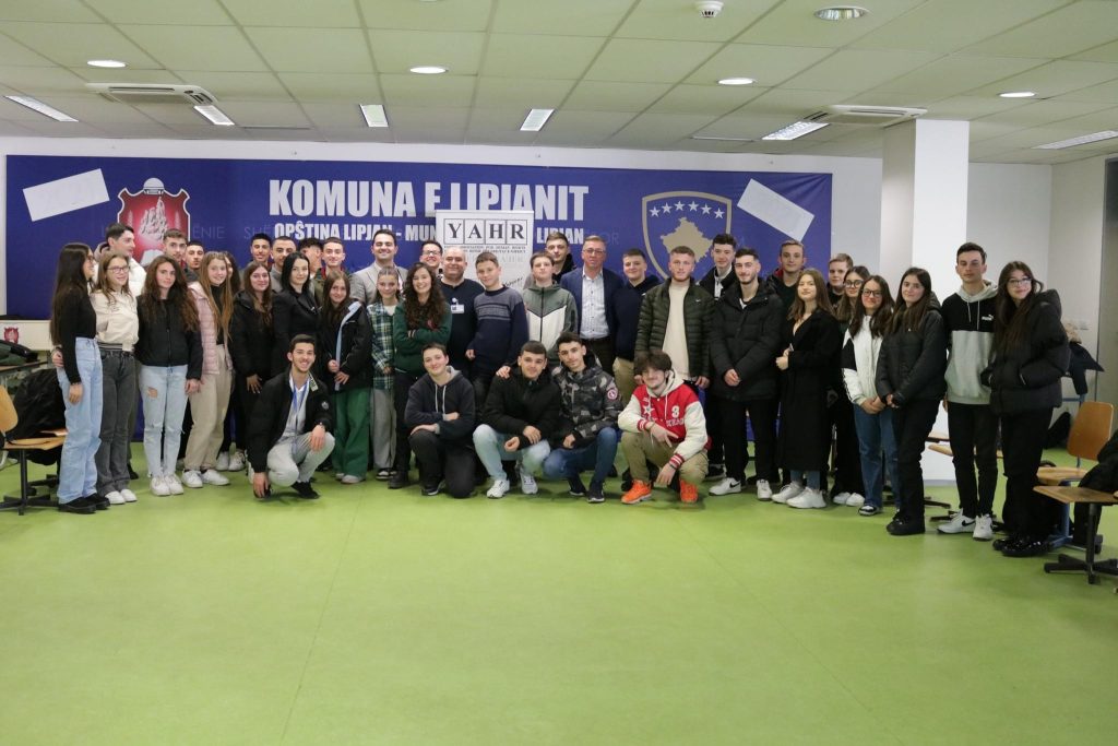 Lipjan, mbahet tryeza “Pjesëmarrja e rinisë në procese vendimmarrëse”