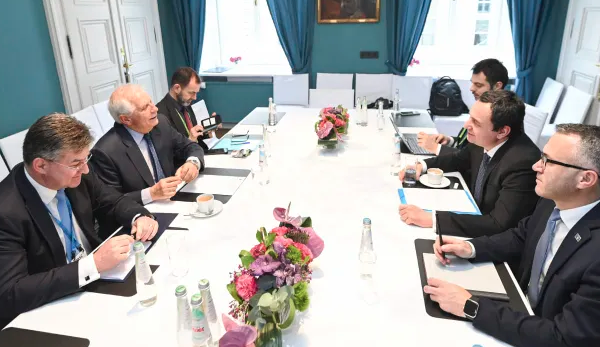 Kurti takohet me Borrell e Lajçak, propozimi evropian dhe takimi i radhës në dialog ishin temë diskutimi