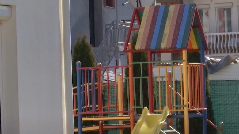 Dyshohet se sulmoi një 5-vjeçar në çerdhe, edukatorja pushohet nga puna