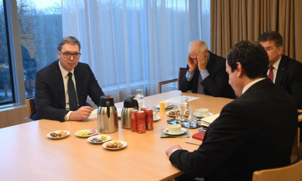 Vuçiq lajmërohet nga Brukseli me një foto përballë Kurtit: Takim i vështirë, por s’ka dorëzim
