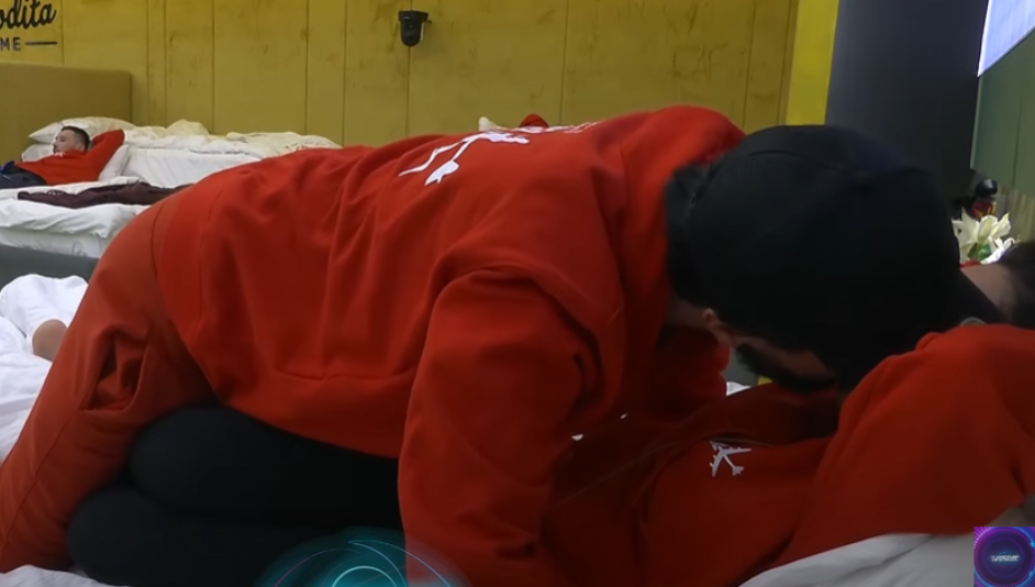 Atdheu i futet Xhulit në shtrat: Jam me fat që jetoj në një epokë me ty